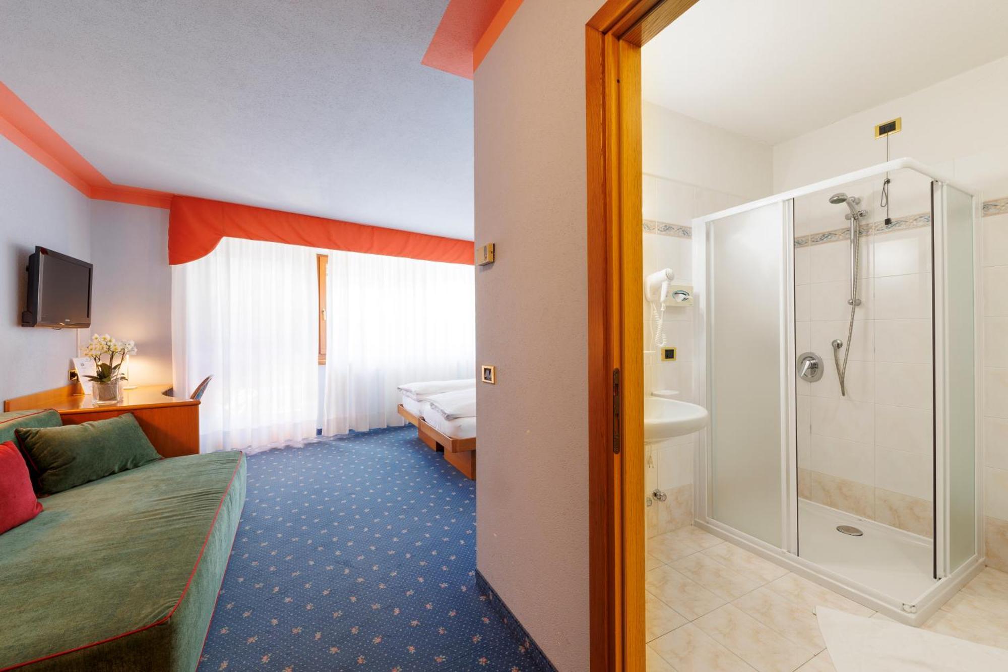 Hotel Miravalle Isolaccia Rum bild