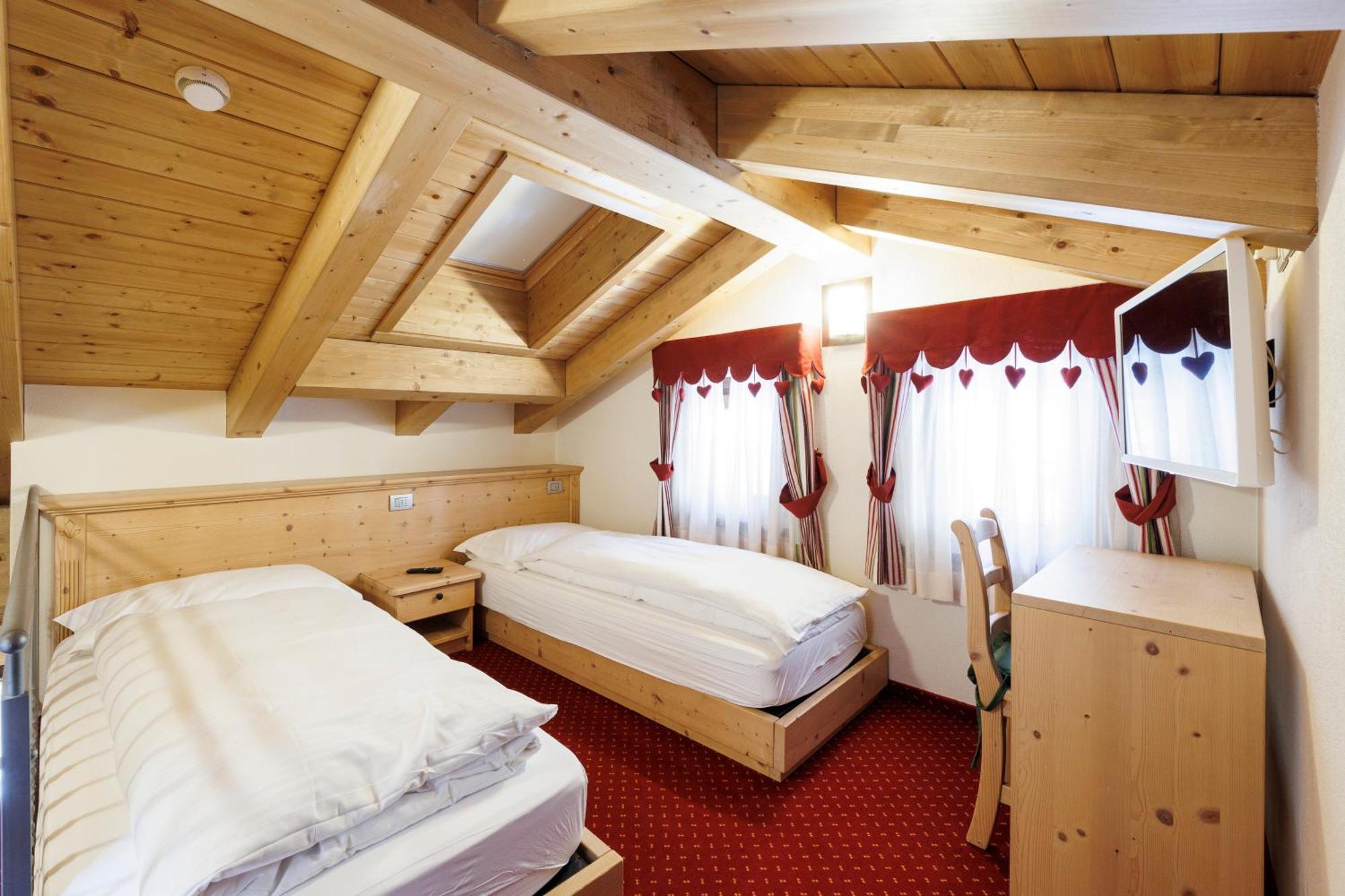 Hotel Miravalle Isolaccia Rum bild